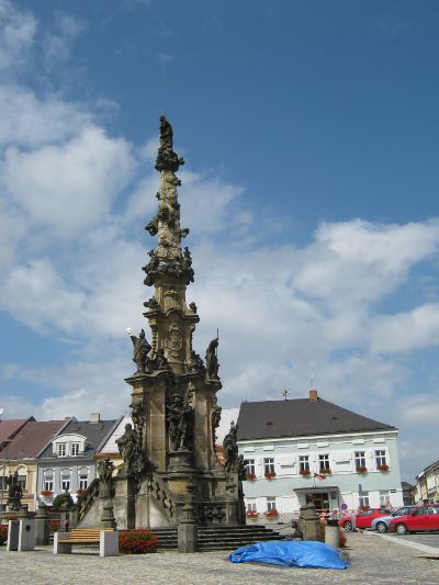 mariánský sloup, polička